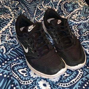 Women’s size 7 black nikes